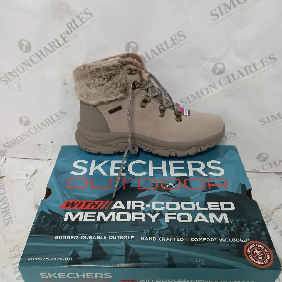BOXED PAIR OF SKECHERS TREGO LACE UP FAUX FUR CUFF WATERPROOF BOOT TAUPE - SIZE 6