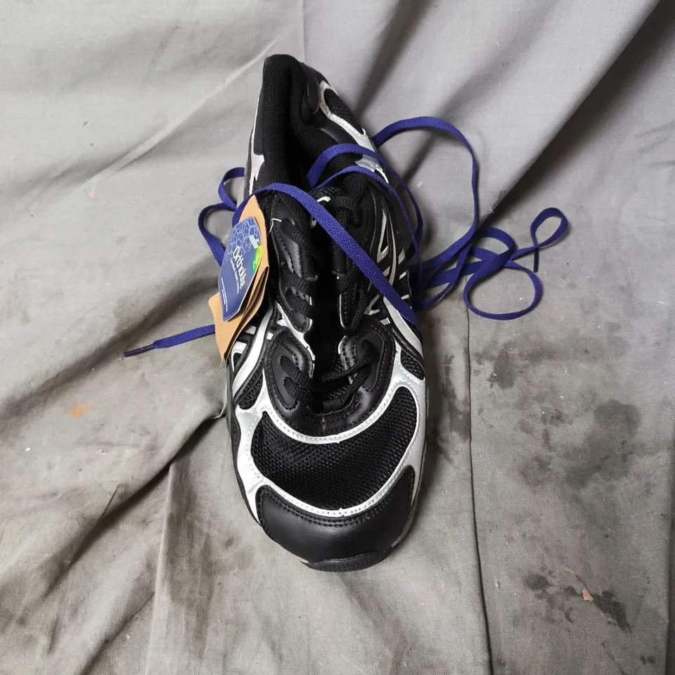 UNBOXED ASICS RUNNING SHOES – BLACK/WHITE WITH PURPLE LACES UK SIZE 10