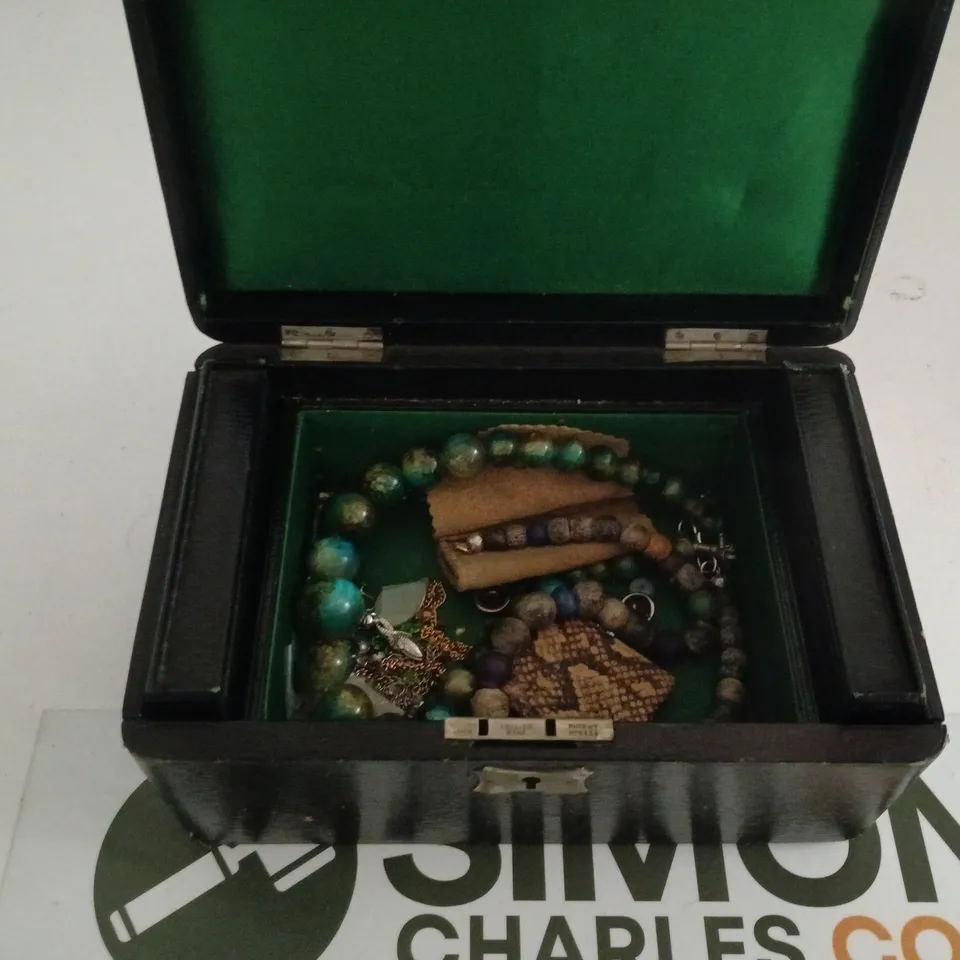 VINTAGE JEWELLERY CASE WITH A VARIETY OF ITEMS OF VARIOUS STYLES AND SIZES INSIDE TO INCLUDE POCKET WATCH ETC