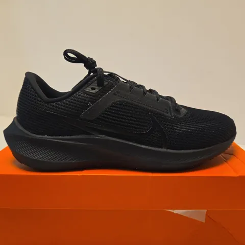 BOXED PAIR OF NIKE AIR ZOOM PEGASUS 40 RUNNING SHOES β BLACK - UK SIZE 8