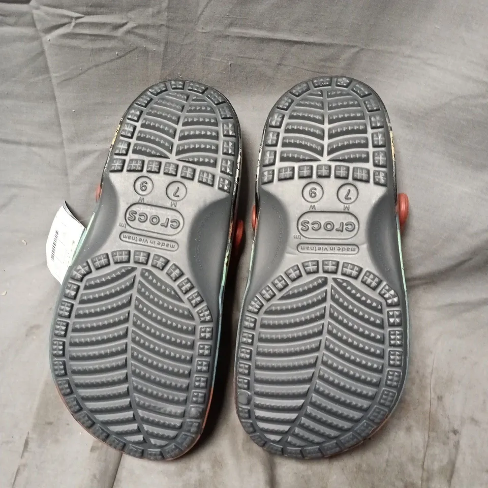 CROCS CLASSIC KIDS SANDALS – BROWN WITH EYE FACE, UK 6 (EU 39-40)