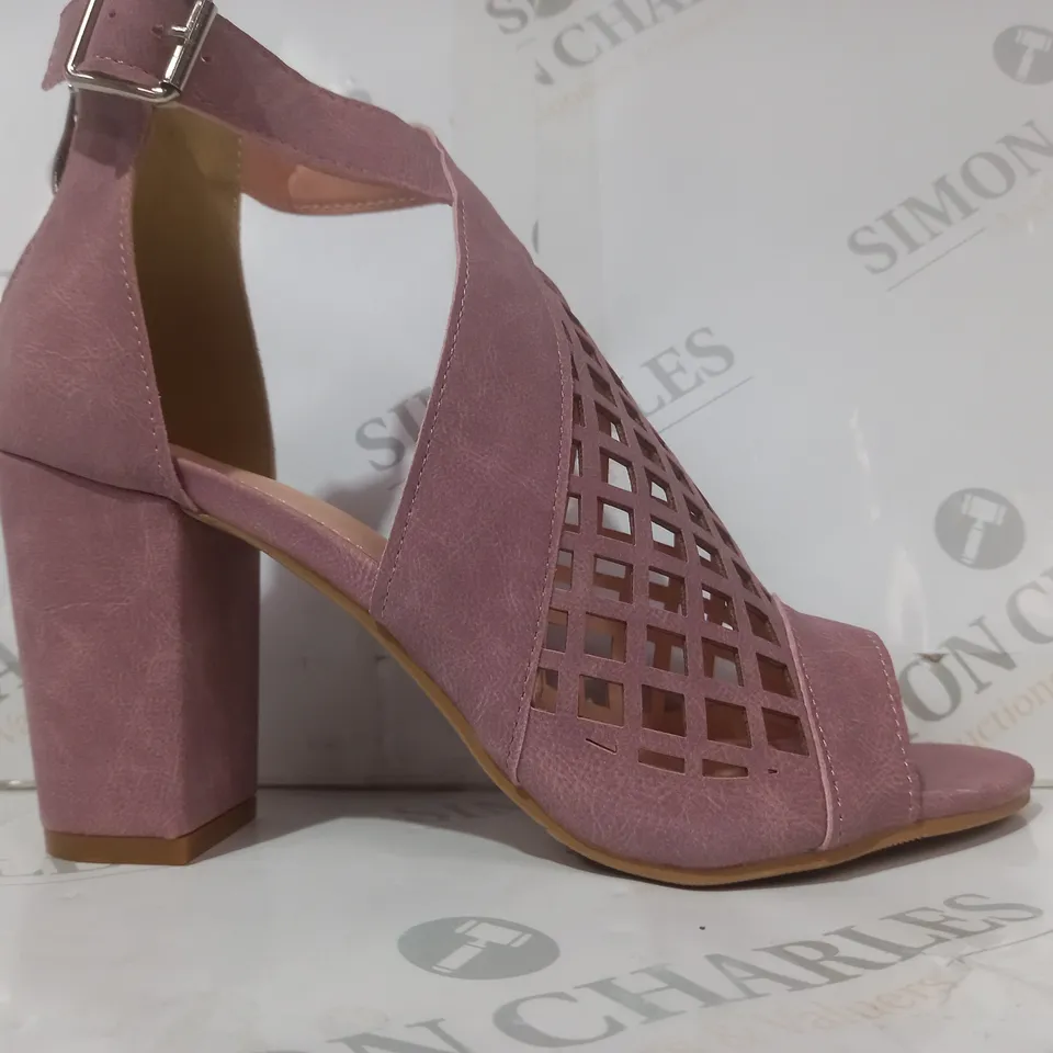 BOXED PAIR OF DESIGNER OPEN TOE HIGH BLOCK HEEL SANDALS IN PINK EU SIZE 40