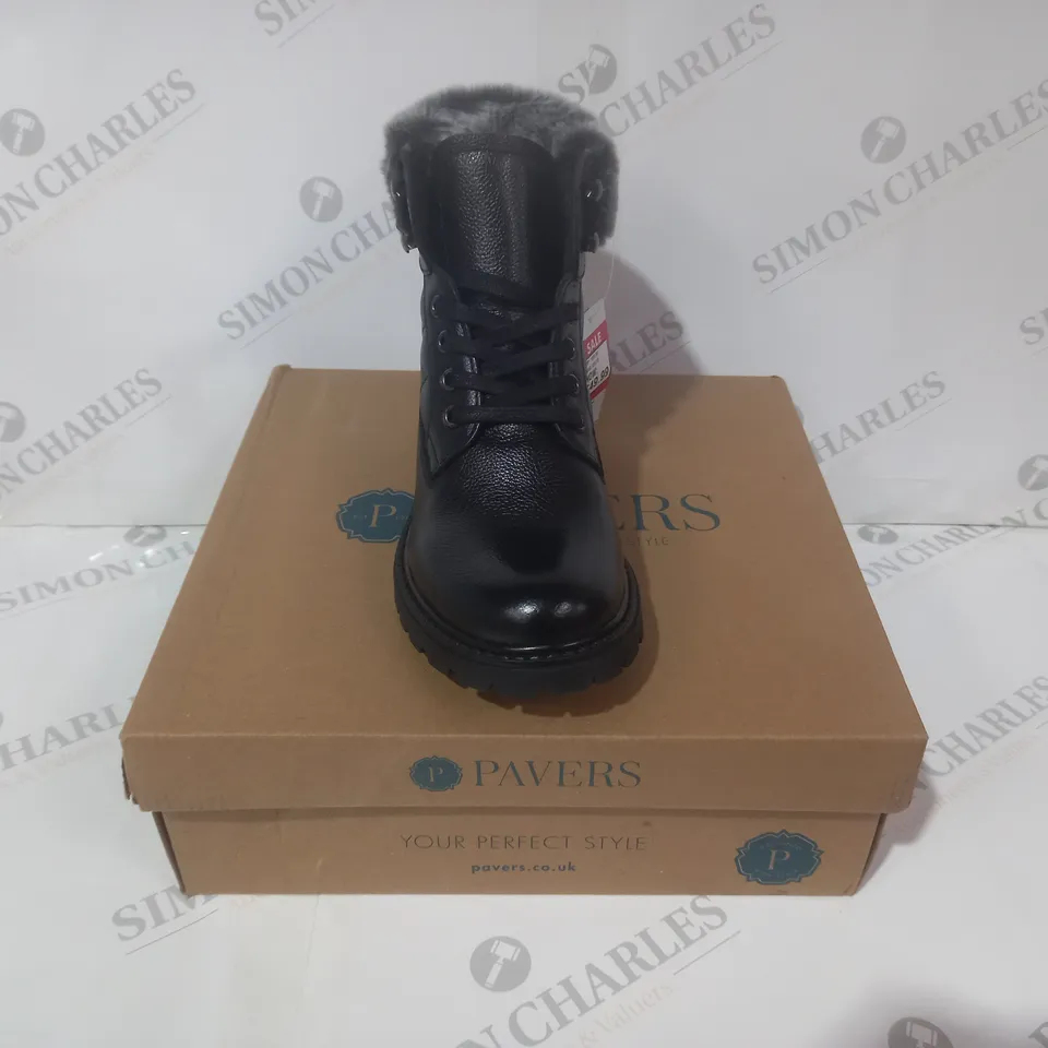BOXED PAIR OF PAVERS LEATHER ANKLE BOOTS IN BLACK W. QUILTED EFFECT SIZE 4