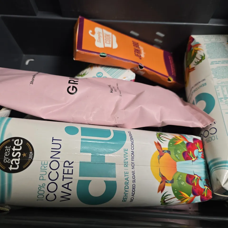 APPROXIMATELY 9 ASSORTED FOOD & DRINK ITEMS TO INCLUDE - COCONUT WATER , OCEAN SPRAY CRANBERRY & RASPBERRY , MIXED BEANS ETC