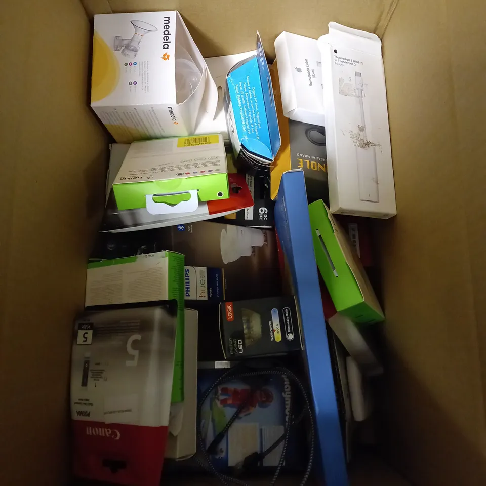 MEDIUM BOX OF ASSORTED ELECTRICAL IEMS TOO INCLUDE LIGHT BULBS , CHARGERS AND PRINTER ACCESSORIES 
