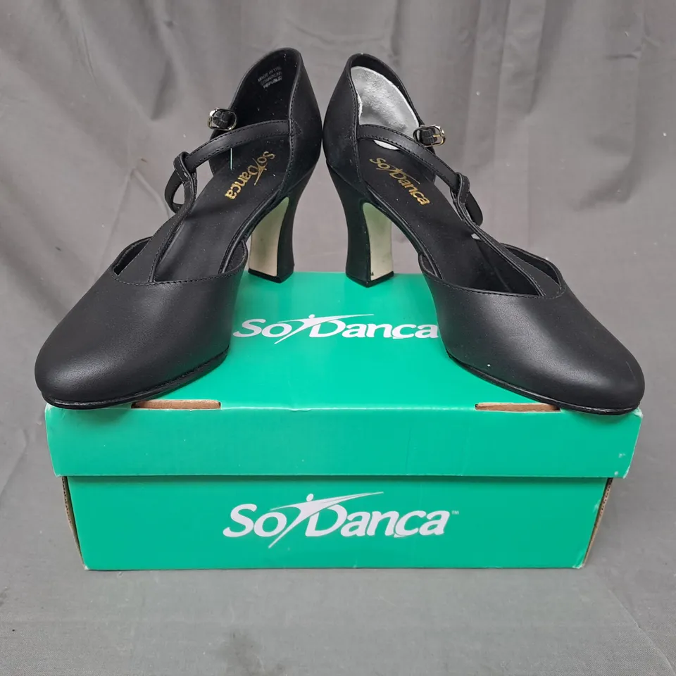 BOXED PAIR OF SO DANCA CLOSED TOE HEELED SHOES IN BLACK UK SIZE 4