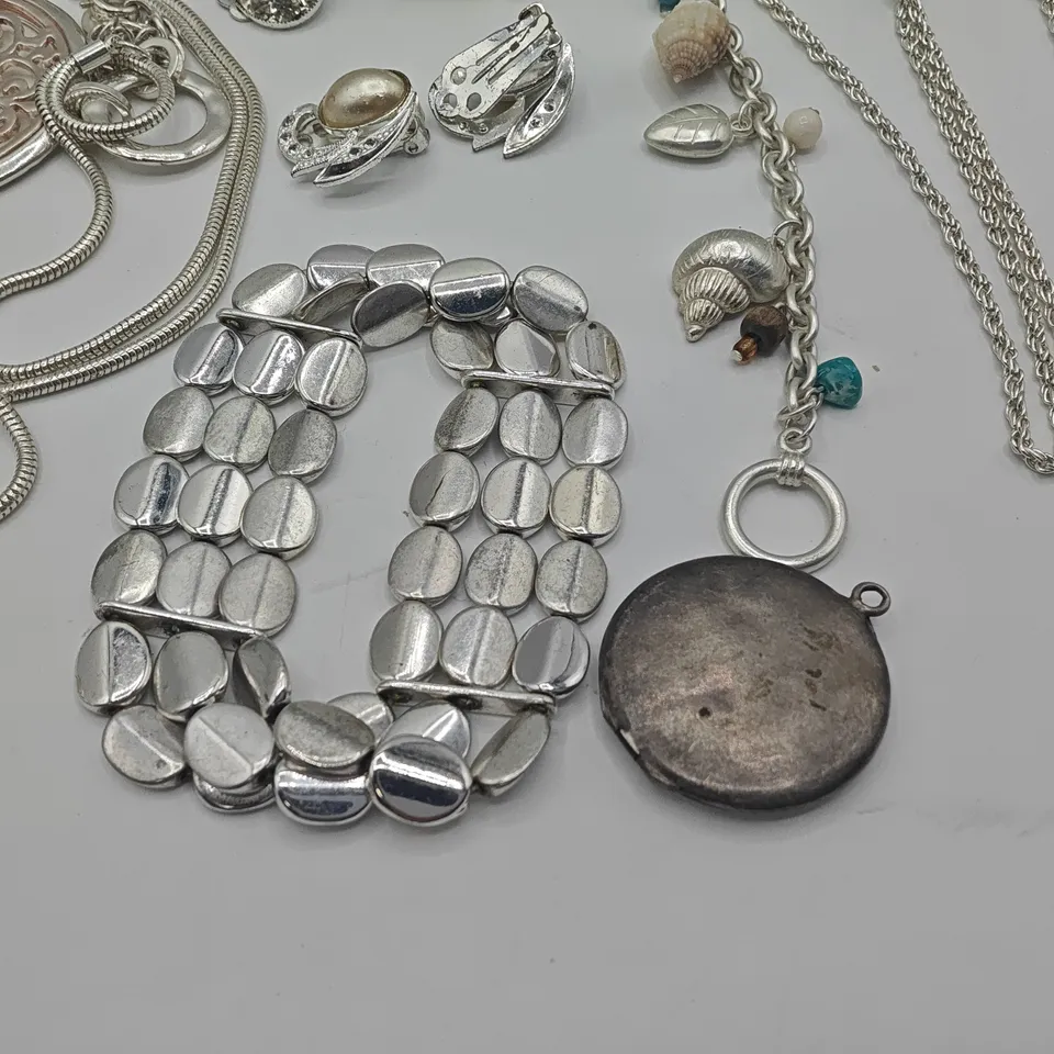 LOT OF 9 ASSORTED SILVER TONE JEWELLERY ITEMS TO INCLUDE CHARM BRACELET, BRACELET, NECKLACE AND PENDANT NECKLACE