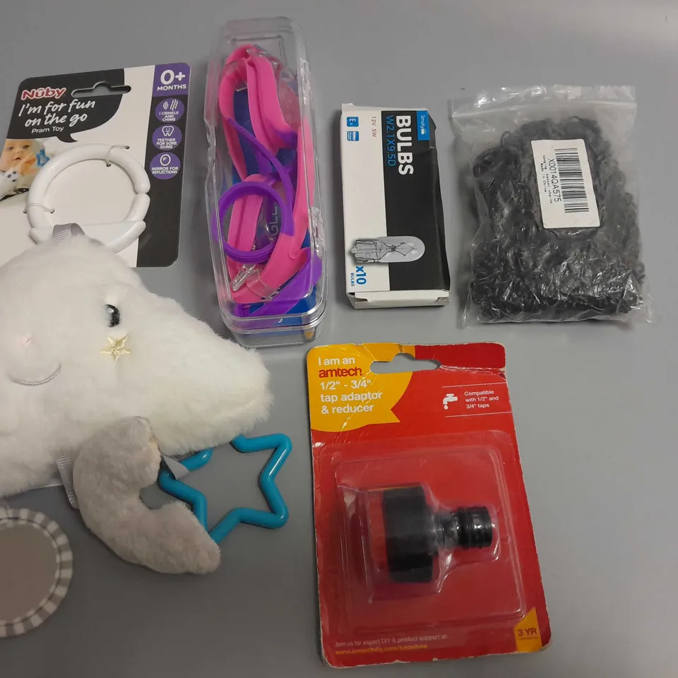 LOT OF 5 ASSORTED HOUSEHOLD ITEMS TO INCLUDE NUBY PRAM TOY, HANGING BASKET CHAIN AND TAP ADAPTER