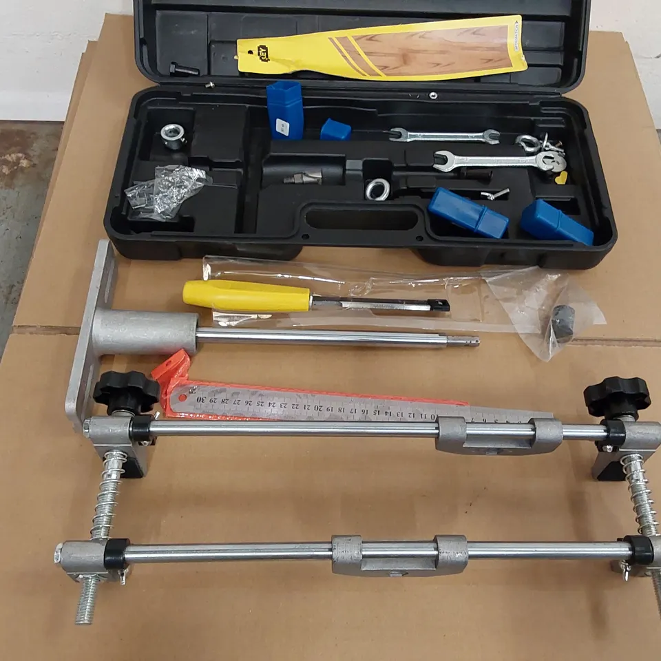 WOODEN DOOR OPENING TOOLKIT (1 ITEM)
