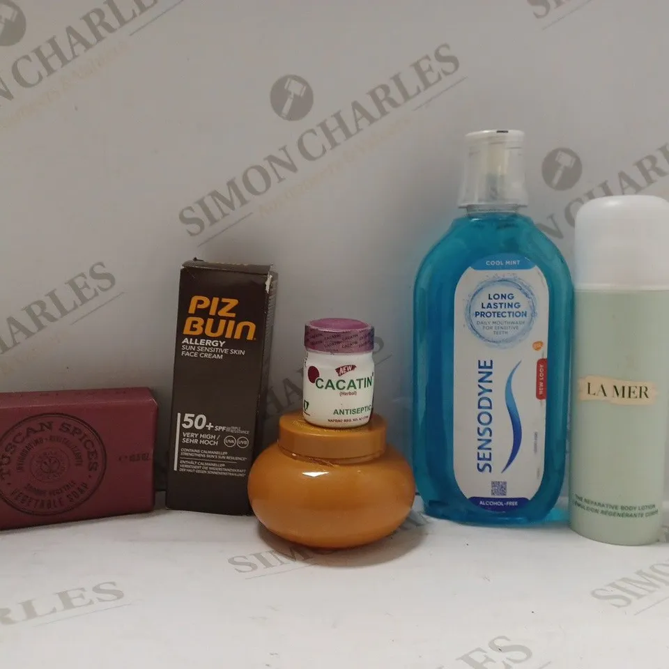 BOX OF APPROX 20 ASSORTED HEALTH AND BEAUTY ITEMS TO INCLUDE - PIZ BUIN FACE SUN CREAM SPF 50+ - SENSODYNE MOUTH WASH - TUSCAN SPICES VEGETABLE SOAP ECT 