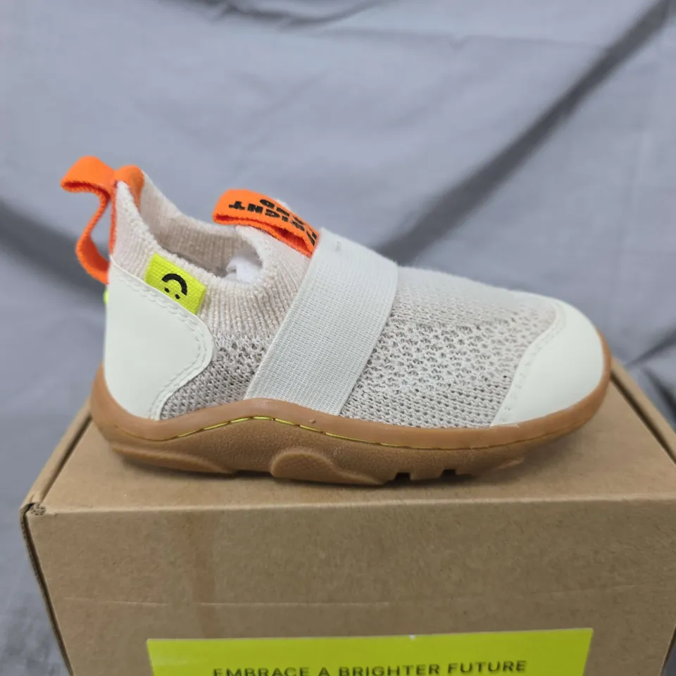 BOXED PAIR OF BRIGHTLAND WANDER CHILDRENS SHOES IN SANDSTONE - UK 5