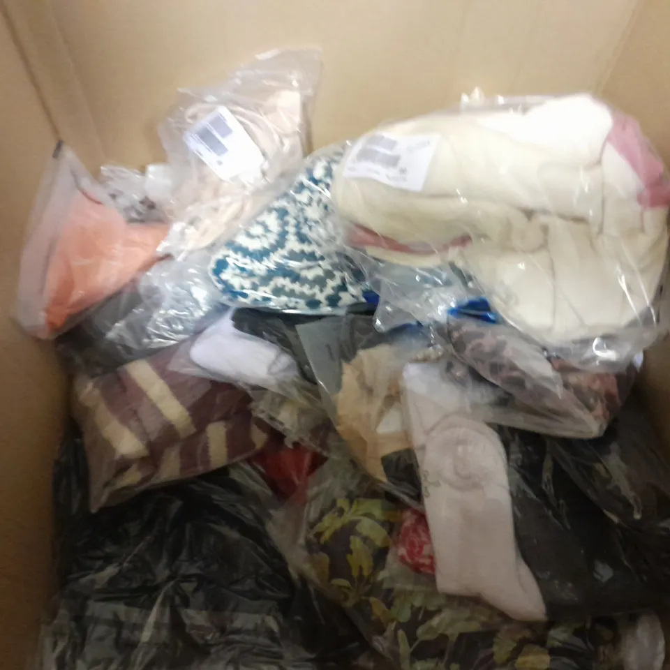BOX OF APROX 20 CLOTHING ITEMS TO INCLUDE SOCKS - JUMPERS - PJ 