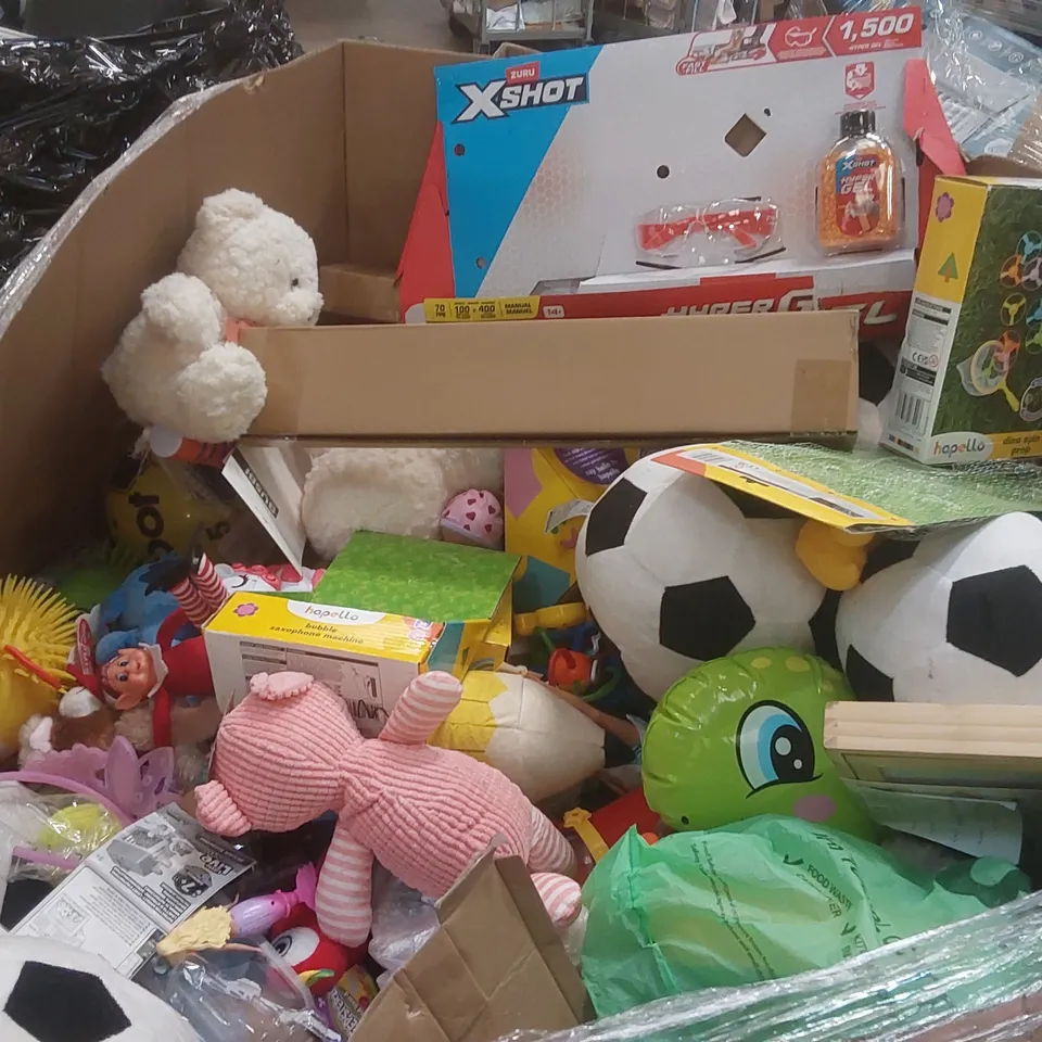 PALLET CONTAINING A VERY LARGE QUANTITY OF ASSORTED TOYS AND GAMES ECT