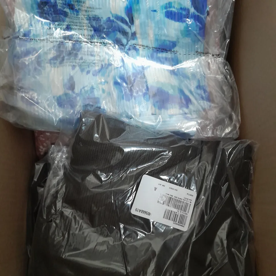 A BOX OF 10 VARIOUS CLOTHING ITEMS TO INCLUDE A SELECTION OF JUMPERS AND TOPS ETC.