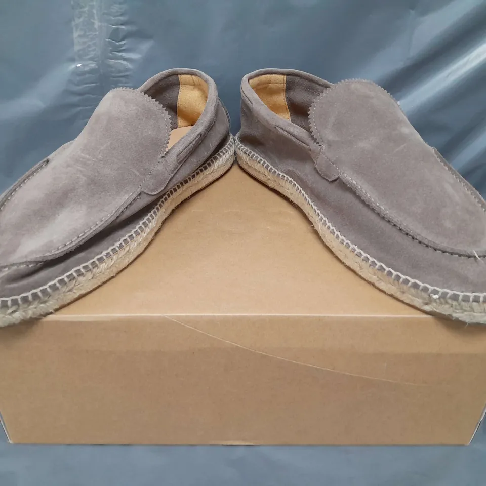 BOXED PAIR OF MOSS ESPADRILLE SHOES IN TAUPE UK SIZE 11