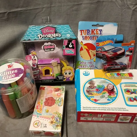 APPROXIMATELY 12 ASSORTED TOYS & GAMES PRODUCTS TO INCLUDE DISNEY DOORABLES, TBC GILTTER GLUE PENS, HOT WHEELS PORSCHE PANAMERA, ETC