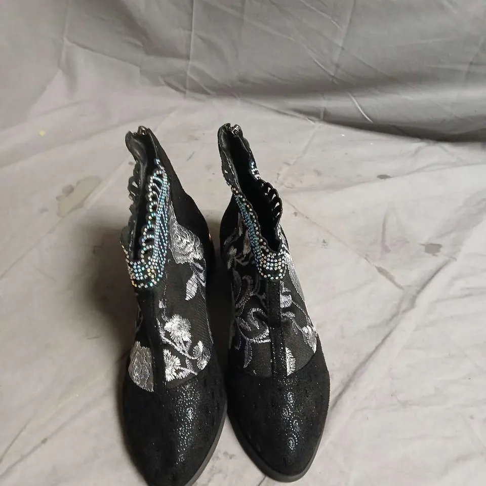 BOX OF APPROXIMATELY 15 PAIRS OF ASSORTED SHOES IN VARIOUS COLOUR, STYLES AND SIZES