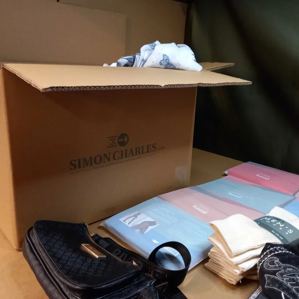LOT OF APPROX. 20 ASSORTED CLOTHING ACCESSORIES  IN VARYING SIZES/COLOURS/STYLES TO INCLUDE: CAPS, BAGS, TIE'S