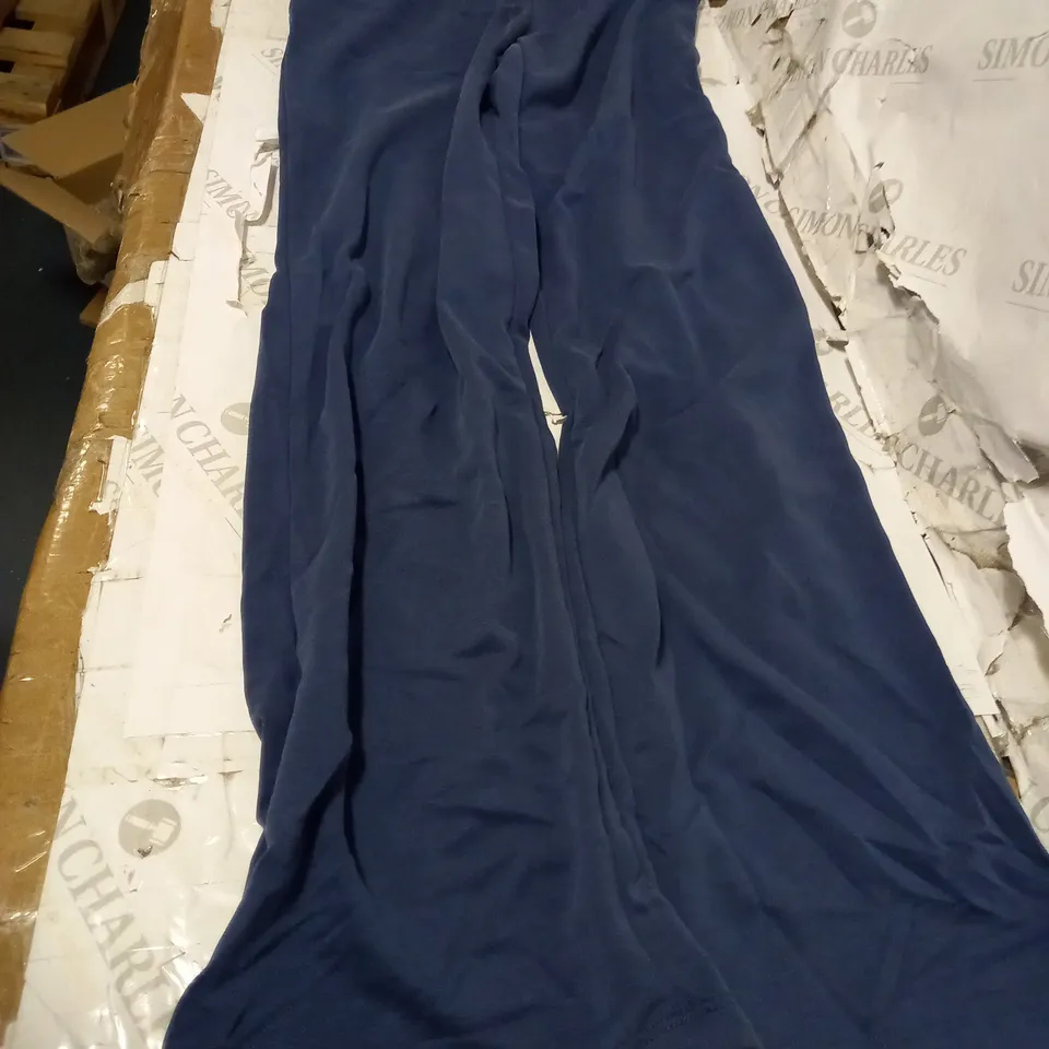 LOT OF APPROXIMATELY 5 ASSORTED CLOTHING ITEMS