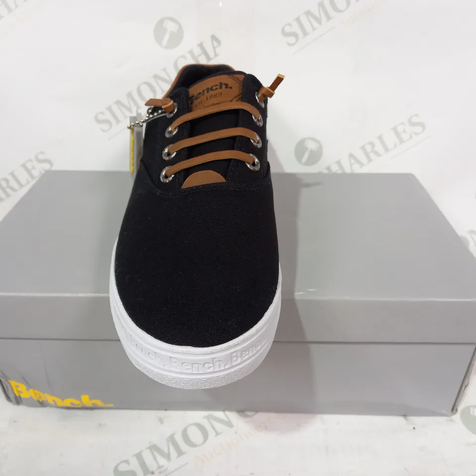 BOXED PAIR OF BENCH SHOES IN BLACK/BROWN EU SIZE 39