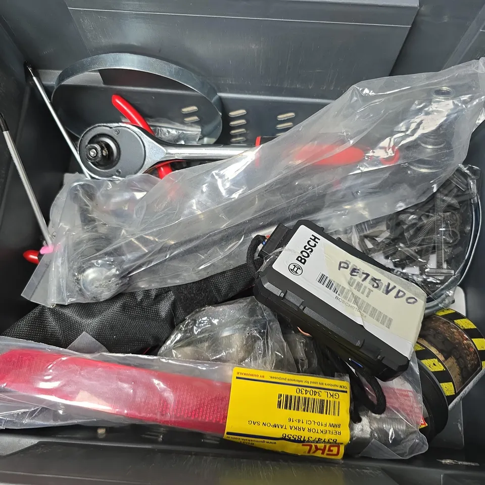 APPROXIMATELY 12 ASSORTED VEHICLE PARTS & ACCESSORIES TO INCLUDE BIKE LOCKS, CAR KEY FOBS, SOCKET SPANNER SET, ETC