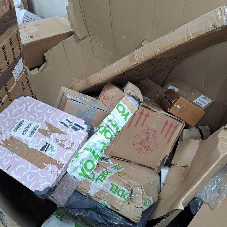 PALLET CONTAINING APPROXIMATELY 15 ASSORTED DAMAGED HOUSEHOLD ITEMS TO INCLUDE RECTANGULAR MIRROR, DIGITAL MICROWAVE AND JEWELLERY BOX