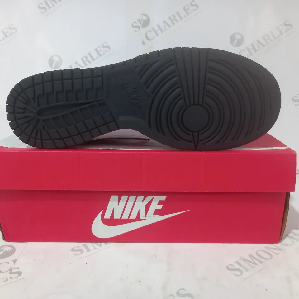 BOXED PAIR OF NIKE SB DUNK LOW SHOES IN BLACK/WHITE UK SIZE 7