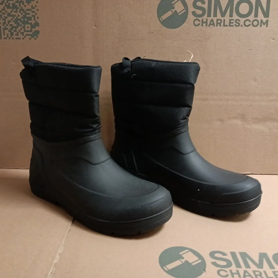 BOXED PAIR OF SNOW CONTACT WINTER BOOTS IN BLACK SIZE 8.5