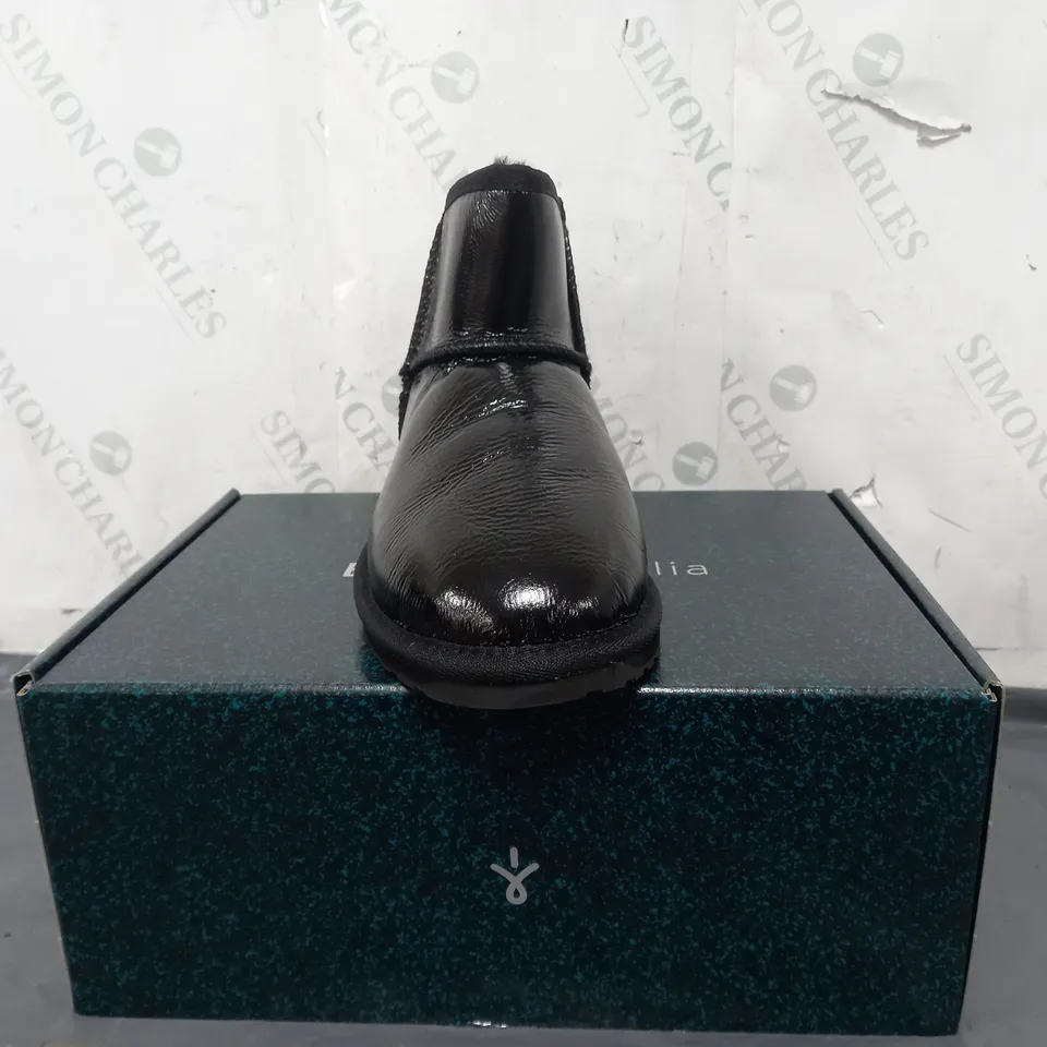 BOXED PAIR OF EMU AUSTRALIA SHOES IN GLOSSY BLACK SIZE 6