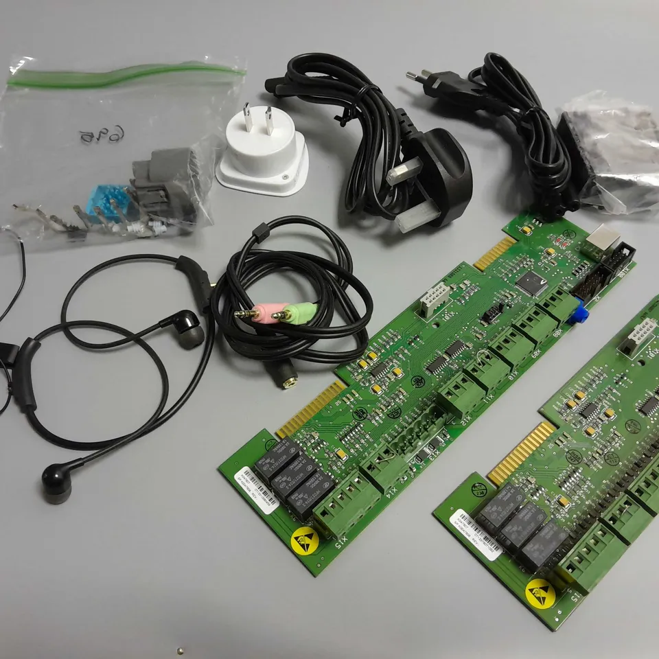 LOT OF ASSORTED ITEMS TO INCLUDE 400V CONTROLLERS EARPHONES AND POWER LEADS