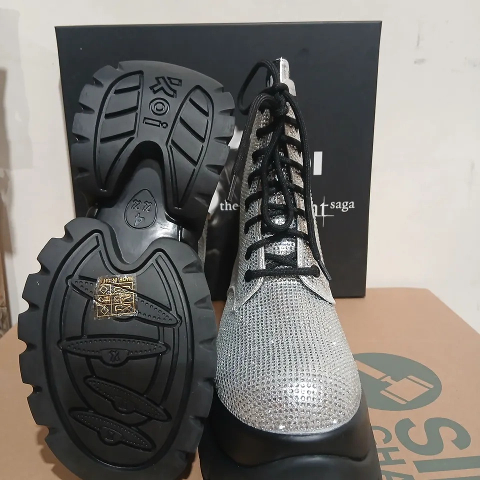 BOXED KOI TWILGHT SAGA VAMPIRE SKIN PLATFORM GLITTERING BOOTS – SILVER, UK5