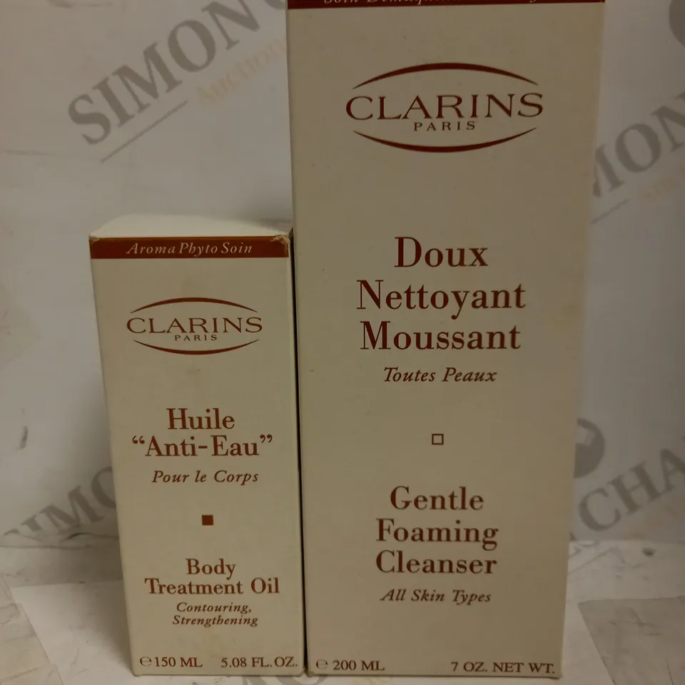 LOT OF 2 ASSORTED CLARINS PRODUCTS TO INCLUDE BODY TREATMENT OIL 150ML & GENTLE FOAMING CLEANSER 200ML