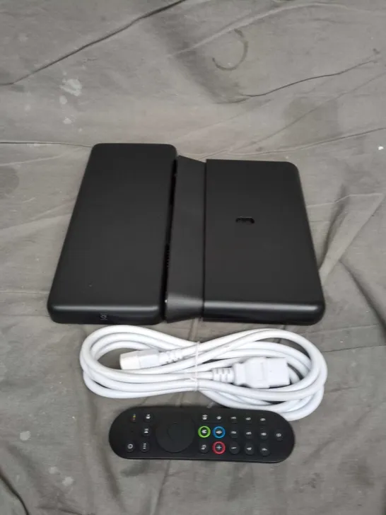 Lot 368: BOX OF APPROX 5 ASSORTED HOUSEHOLD ITEMS TO INCLUDE WIRES ...