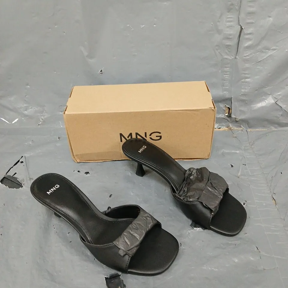 BOXED PAIR OF MANGO BLACK TOE SANDALS UK 3 