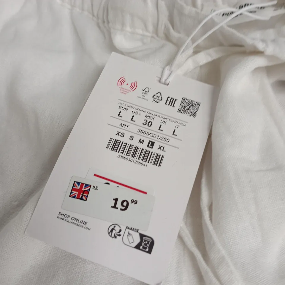 PULL&BEAR WHITE DRAWSTRING SHORTS – SIZE L