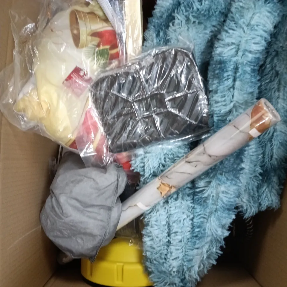 APPROXIMATELY 20 ASSORTED HOUSEHOLD PRODUCTS TO INCLUDE CUSHION, WALLPAPER, HOME DECOR ETC 