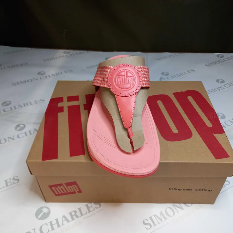 BOXED PAIR OF FITFLOPS WALKSTAR FINESTRIPE TOE-POST SANDALS IN CORAL - UK 7 