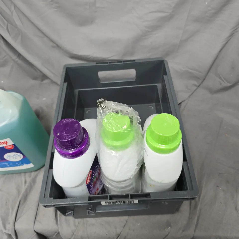 BOX OF APPROXIMATELY 5 ASSORTED LIQUID CLEANING ITEMS TO INCLUDE:COMFORT FABRIC CONDITIONER AND ANTI BAC HAND WASH