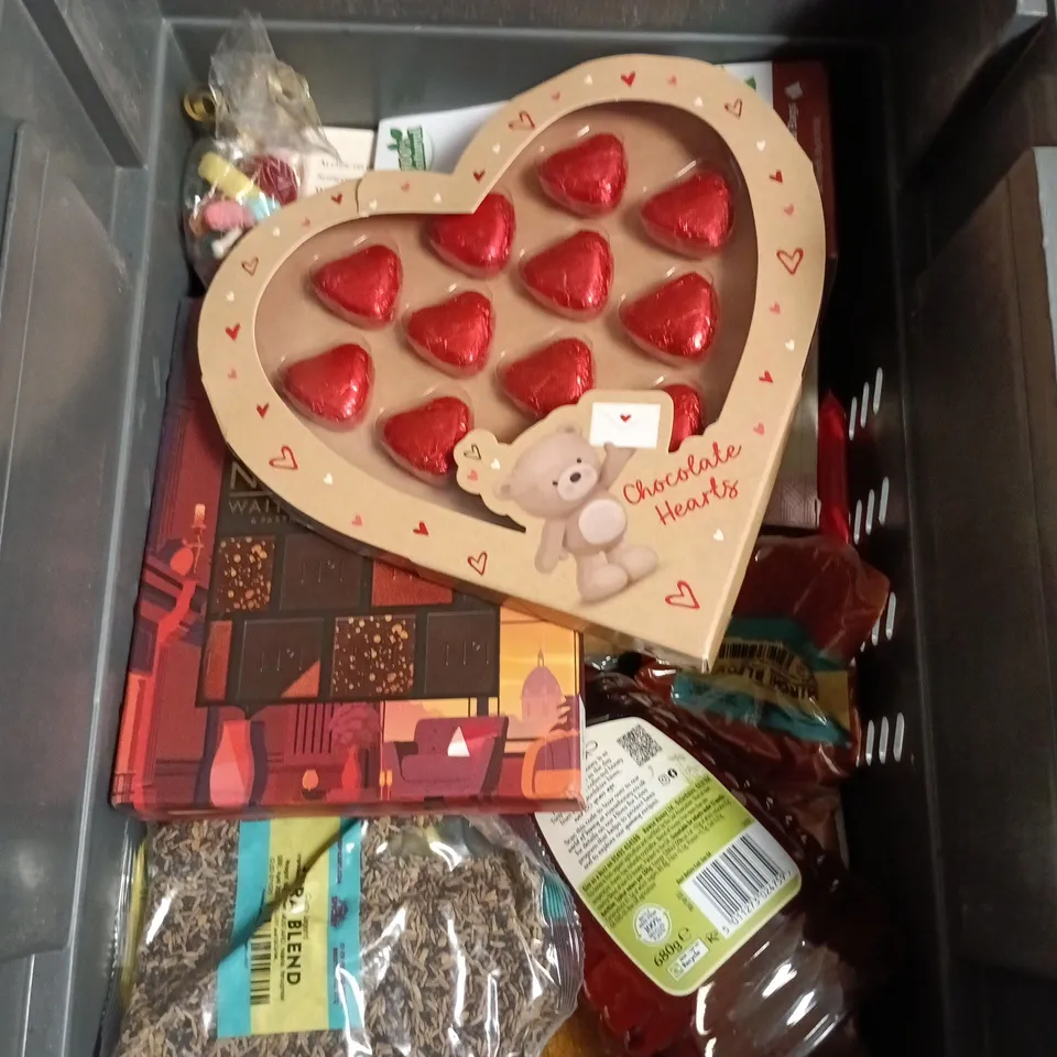 APPROXIMATELY 12 ASSORTED FOOD AND DRINKS ITEMS TO INCLUDE - APTAMIL TODDLER MILK, TWIX WHITE CHOCOLATE EGG, WRIGLEYS EXTRA WHITE MULTIPACK ETC 