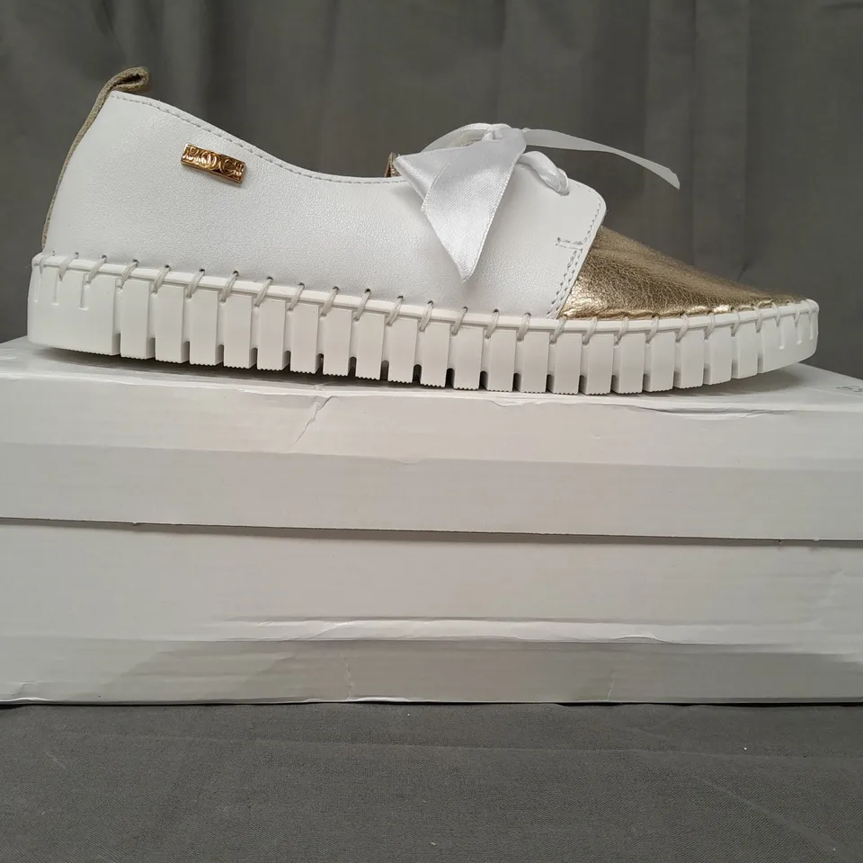 BOXED PAIR OF BOOCI SHOES IN WHITE/METALLIC GOLD EU SIZE 38
