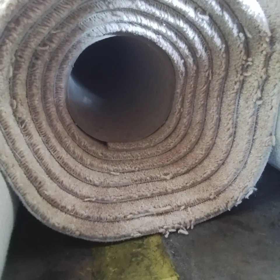 ROLL OF QUALITY LINGDALE ELITE LEYBURN  CARPET APPROXIMATELY 5M × 3.65M