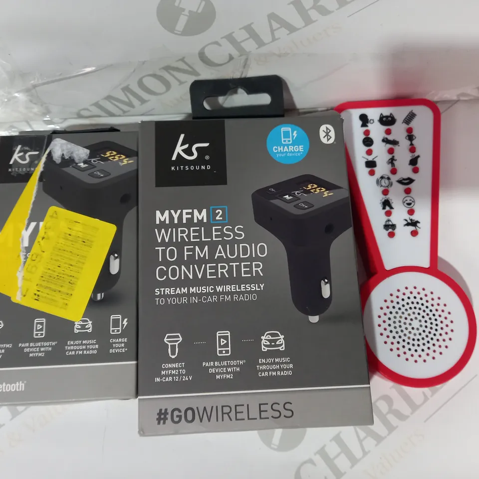 BOX OF APPROXIMATELY 10 ASSORTED HOUSEHOLD ITEMS TO INCLUDE NOVELTY NOISE MACHINE TOY, KITSOUND MYFM2 WIRELESS TO FM AUDIO CONVERTER, ETC