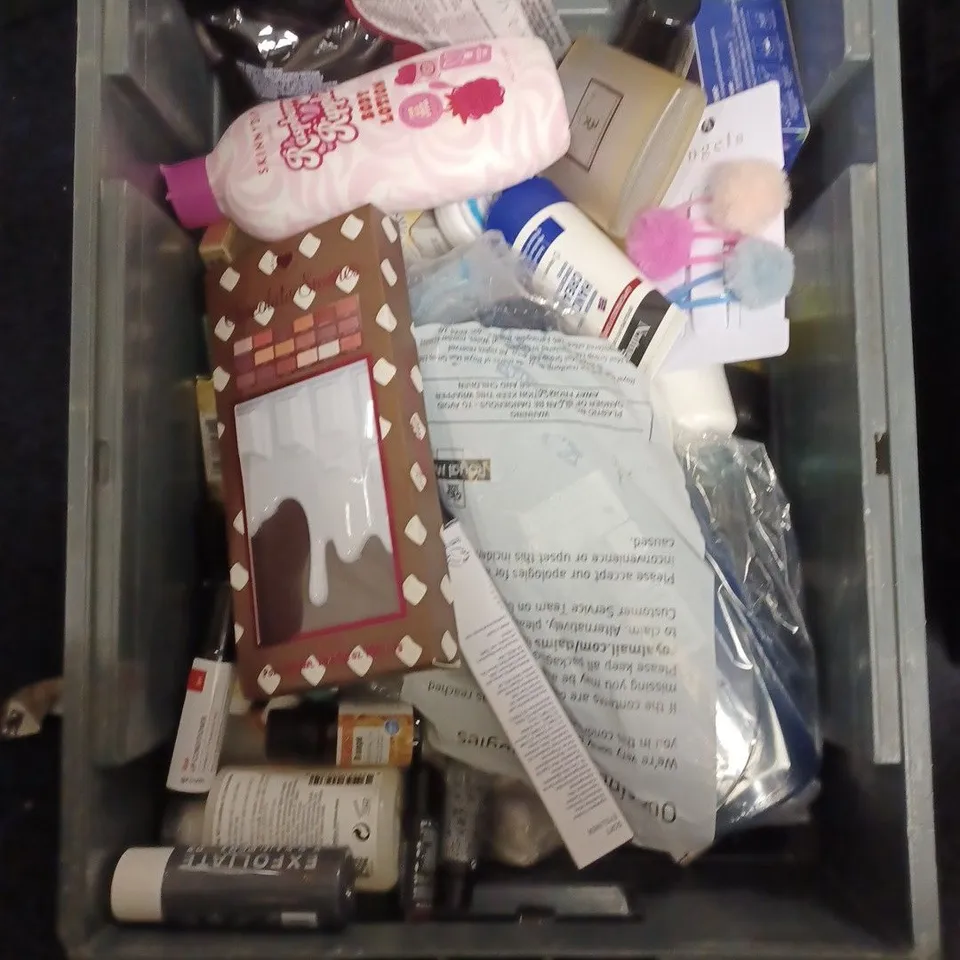 LOT OF APPROXIMATELY 20 COSMETICS ITEMS TO INCLUDE SHAMPOO , SHAVE BALM , TONER 