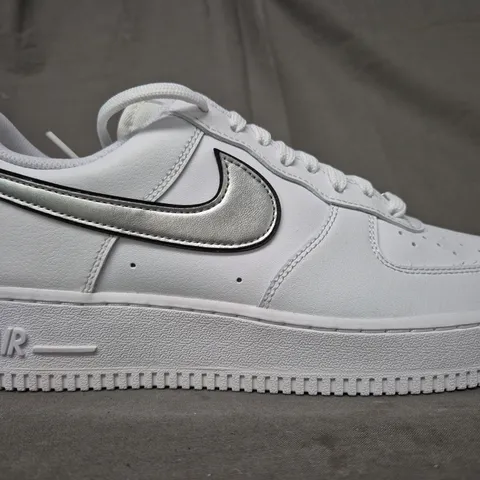 BOXED PAIR OF NIKE WOMEN'S AIR FORCE 1 '07 ESS SHOES IN WHITE/METALLIC SILVER UK SIZE 8.5