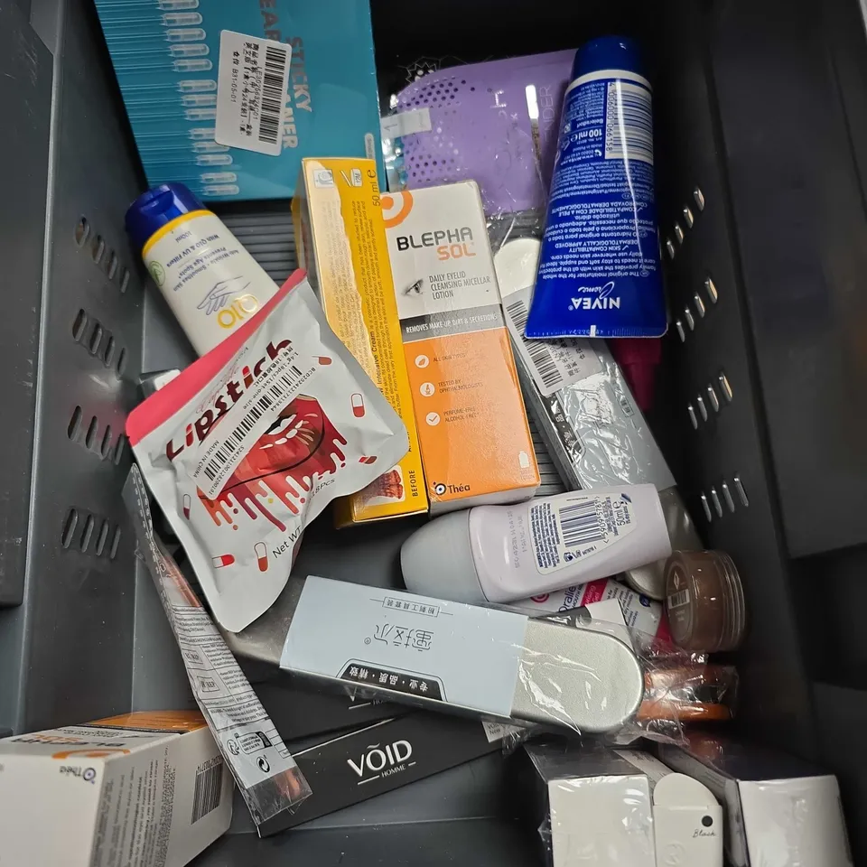 APPROXIMATELY 20 ASSORTED HEALTH & BEAUTY PRODUCTS TO INCLUDE - MITCHUM DEODORANT - SKIN+ME LIGHT MOISTURISER - BARE NUTS HAIR REMOVAL CREAM FOR MEN - ETC
