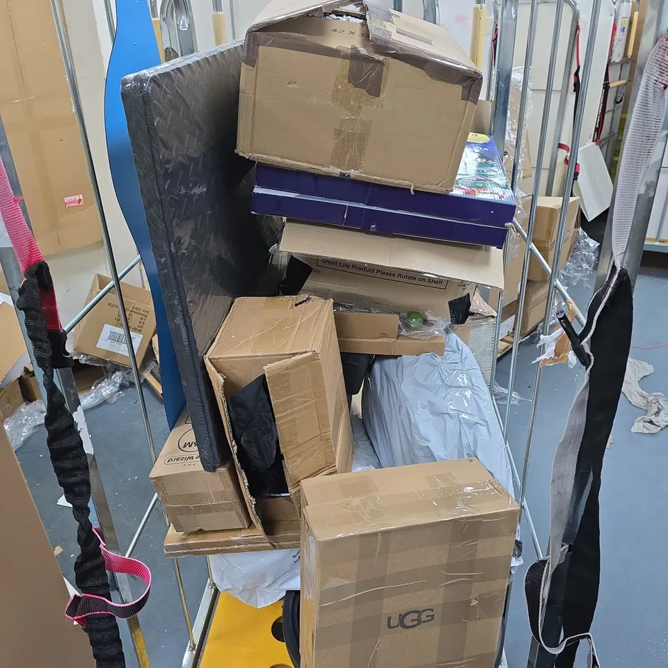 CAGE OF APPROXIMATELY 15 ASSORTED ITEMS TO INCLUDE: MIRROR AND FOAM FLOOR