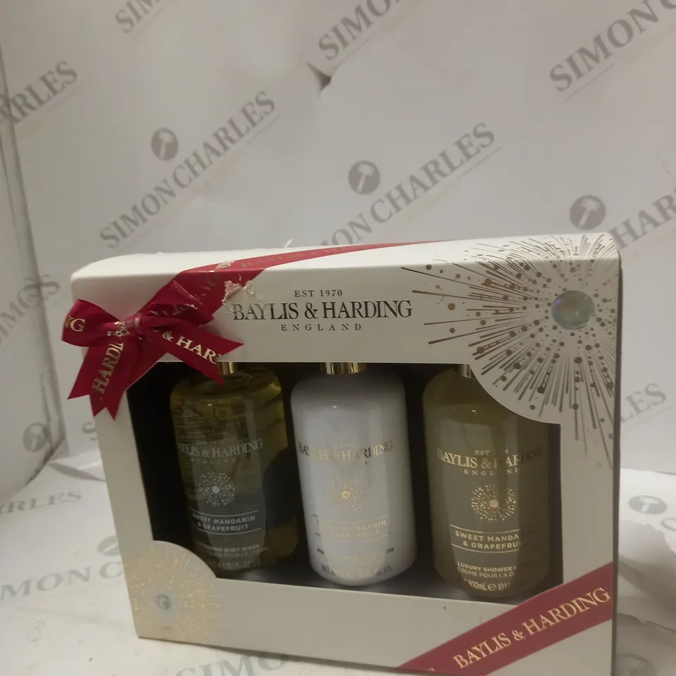 BAYLIS & HARDING SWEET TANGERINE AND GRAPEFRUIT CLEANSING GEL 300 ML + SHOWER CREAM 300 ML + BODY LOTION 300 ML, COSMETIC SET