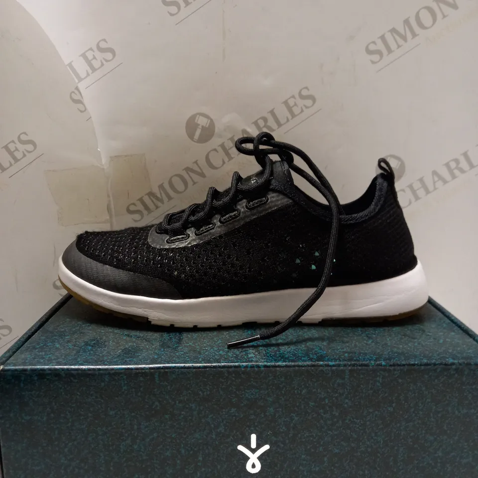 EMU AUSTRAILIA BLACK KNITTED COTTON TRAINERS - SIZE 