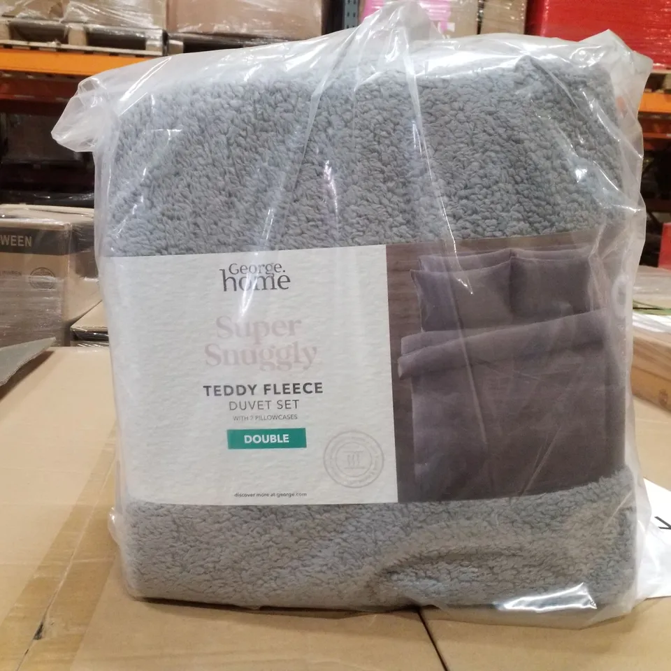PALLET CONTAINING APPROXIMATELY 36 BRAND NEW SUPER SNUGGLY TEDDY FLEECE DOUBLE DUVET SETS