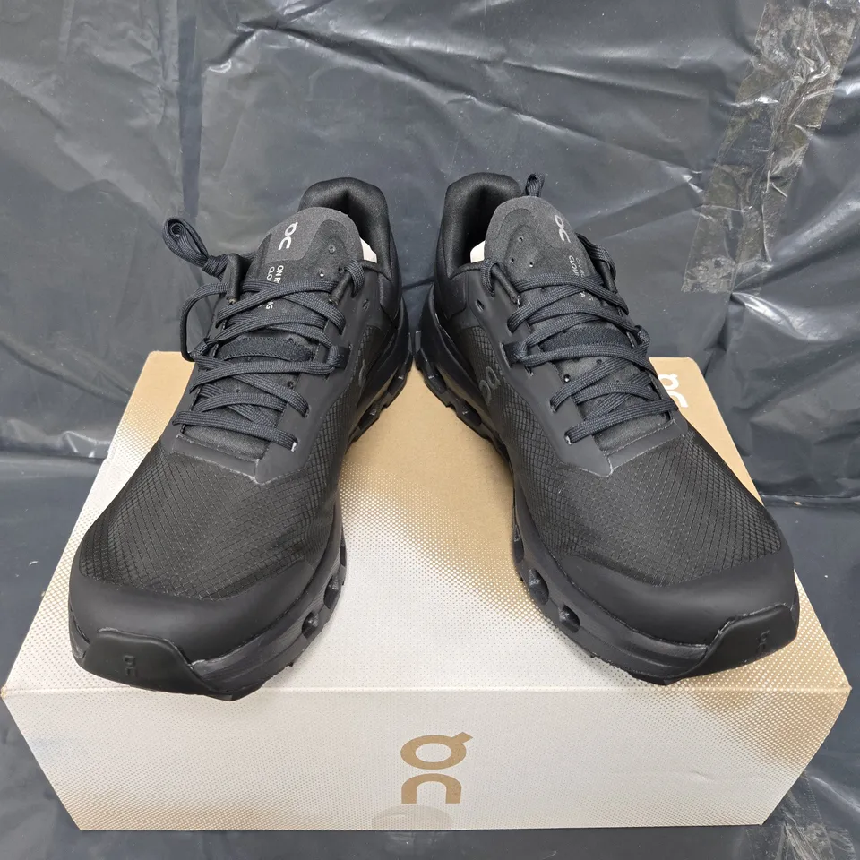 BOXED PAIR OF ON CLOUDVISTA 2 TRAINERS IN BLACK - UK 6.5